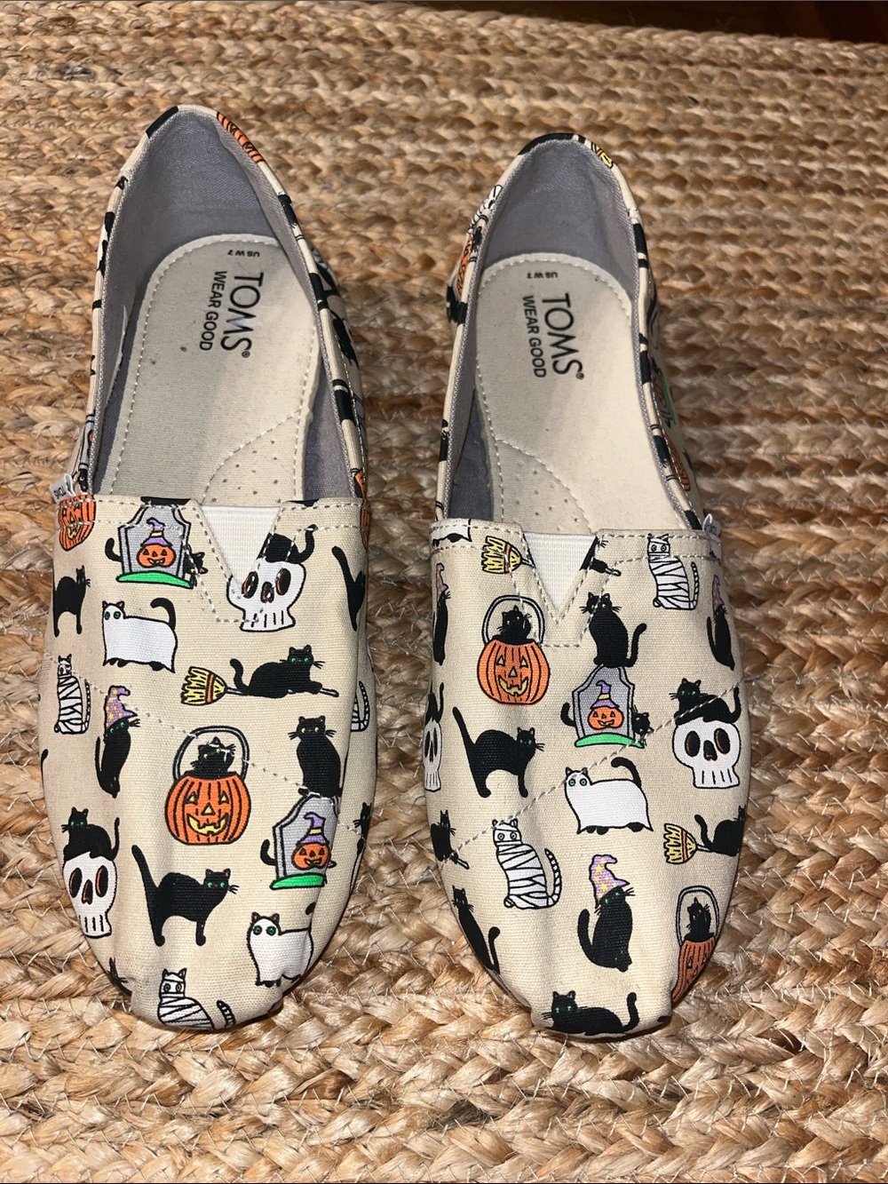 TOMS Cream Canvas Slip-Ons Halloween Cat & Pumpkin Print size 7 🎃